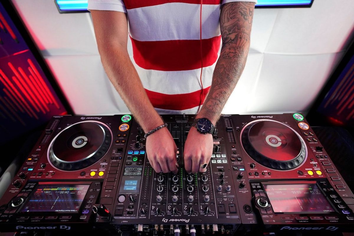 How To Start Your Mobile DJ Side Hustle